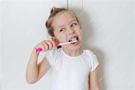 Девочка дрочит зубной щеткой