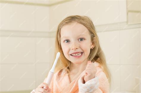Девочка дрочит зубной щеткой