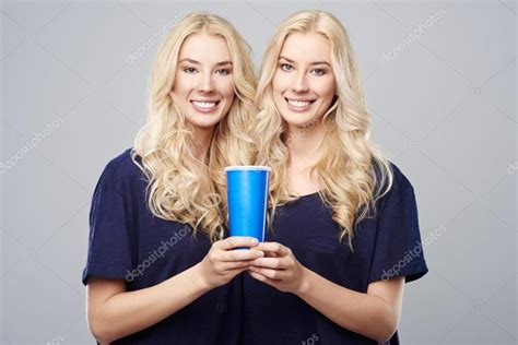 Две девушки и стакан