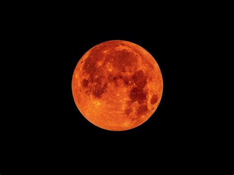 Почему луна красная